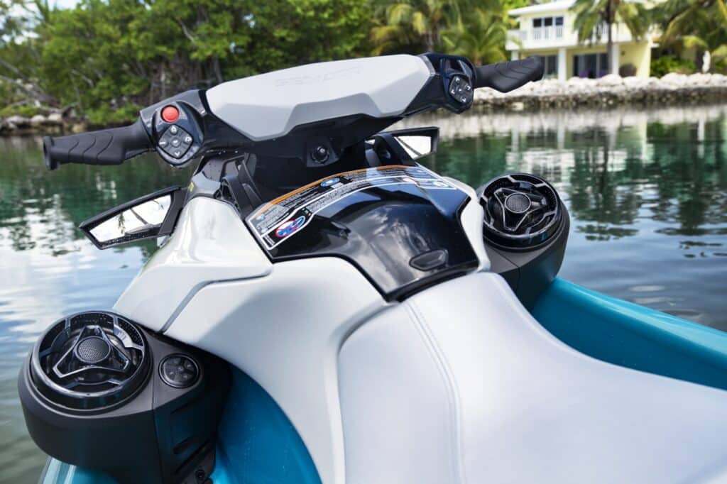 SEA-PWC-MY24-REC-GTI-SE-170-TealBlue-MantaGreen-FEAT-Lifestyle-0000-26-RGB