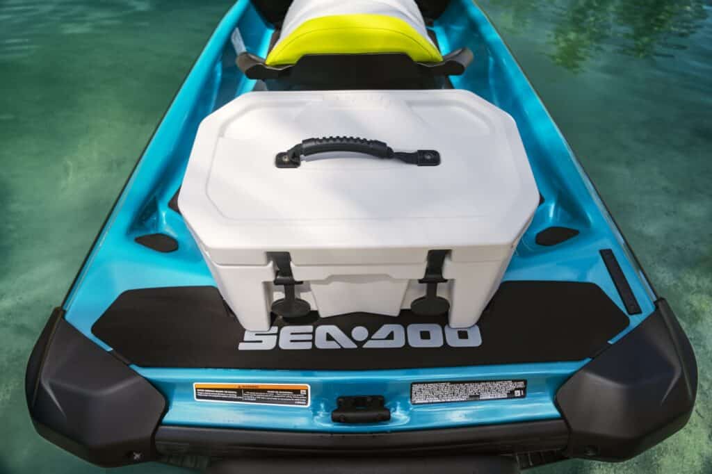 SEA-PWC-MY24-REC-GTI-SE-170-TealBlue-MantaGreen-FEAT-Lifestyle-0000-37-RGB